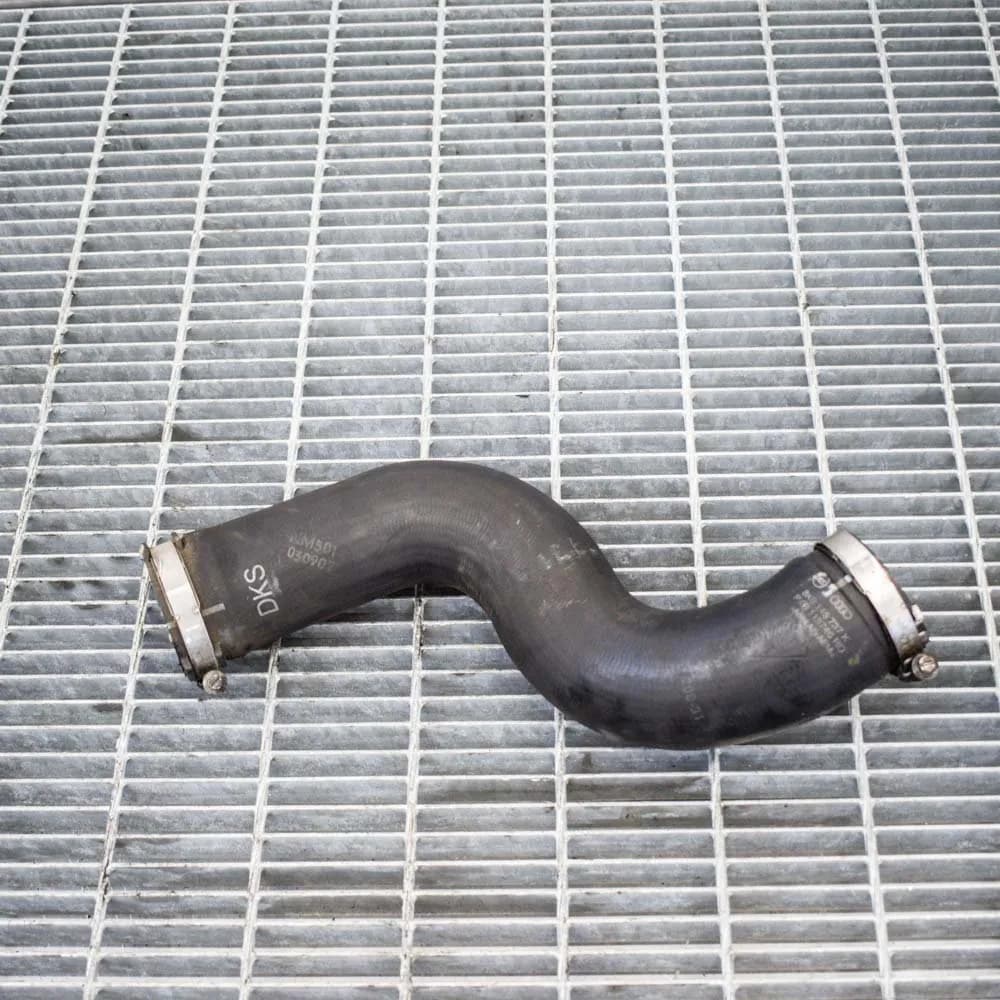 AUDI A4 Left Side Intercooler Pipe Hose B8 2.0 TDI 105kw 8K0145737K 2010