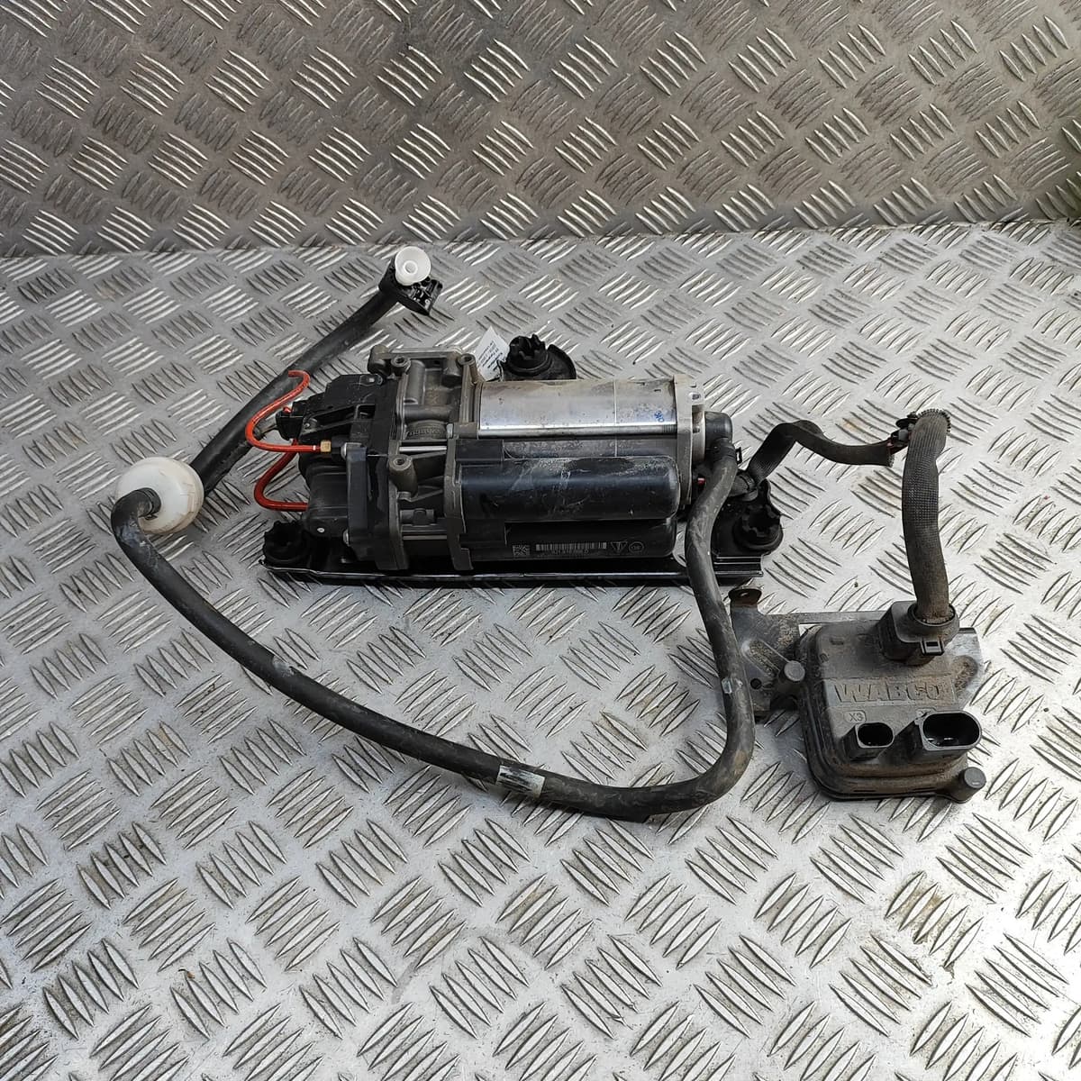 PORSCHE Taycan Air Suspension Compressor 9J1616006D Electricity 350kw 31860834