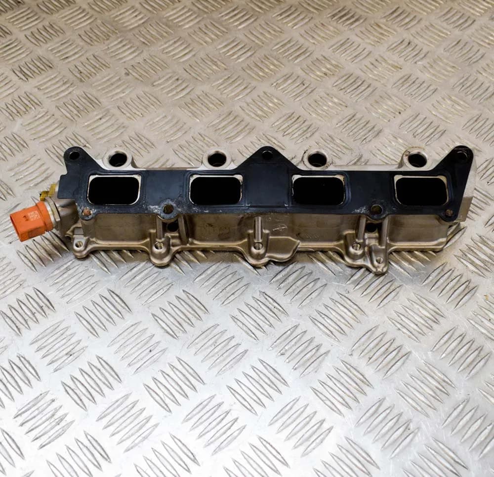 AUDI A1 8X Fuel Rail W/Sensor 06J906051D QF120111 1.4TFSI 110kw 2010