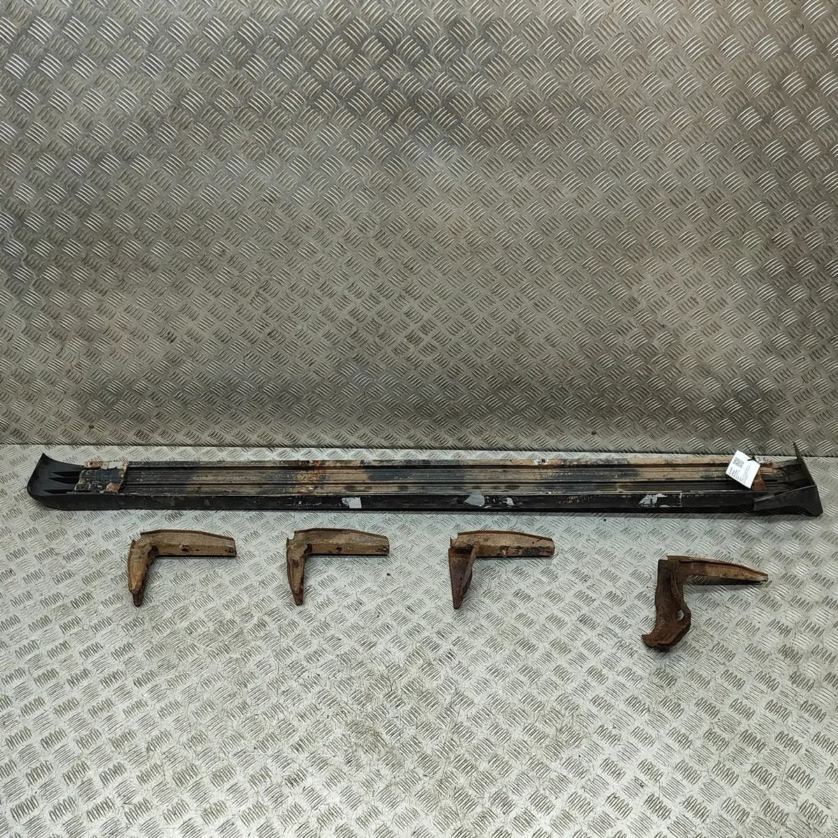 TOYOTA LAND CRUISER J100 Left Side Sideskirt 51775-60051 4.2 Diesel 32803010