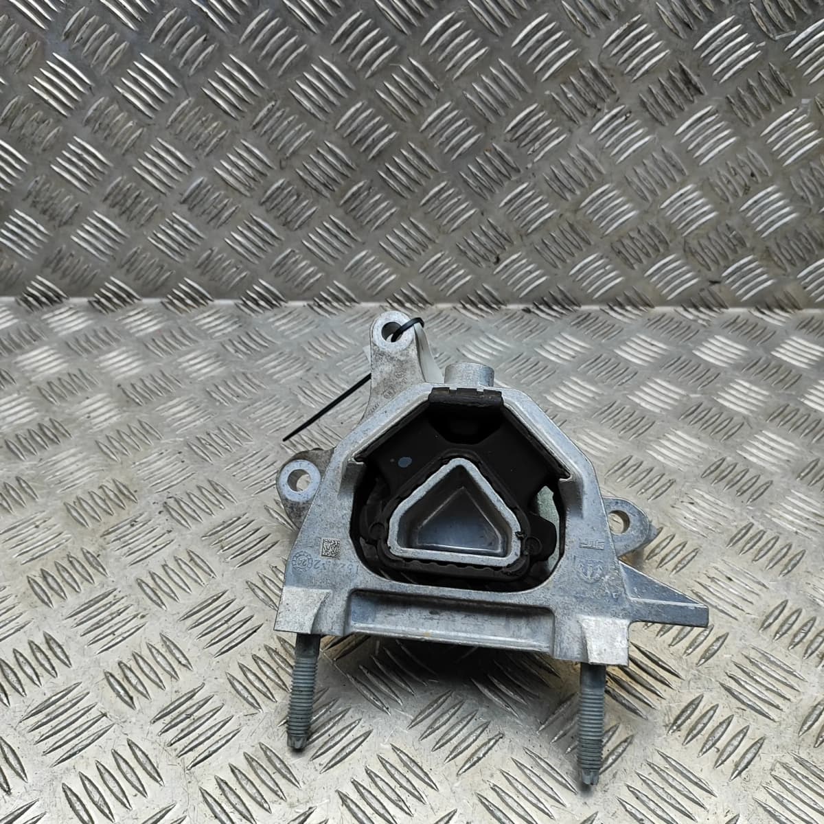 PEUGEOT 208 MK2 P21 Left Side Engine Mount 9826551380 Electricity 100kW 2025