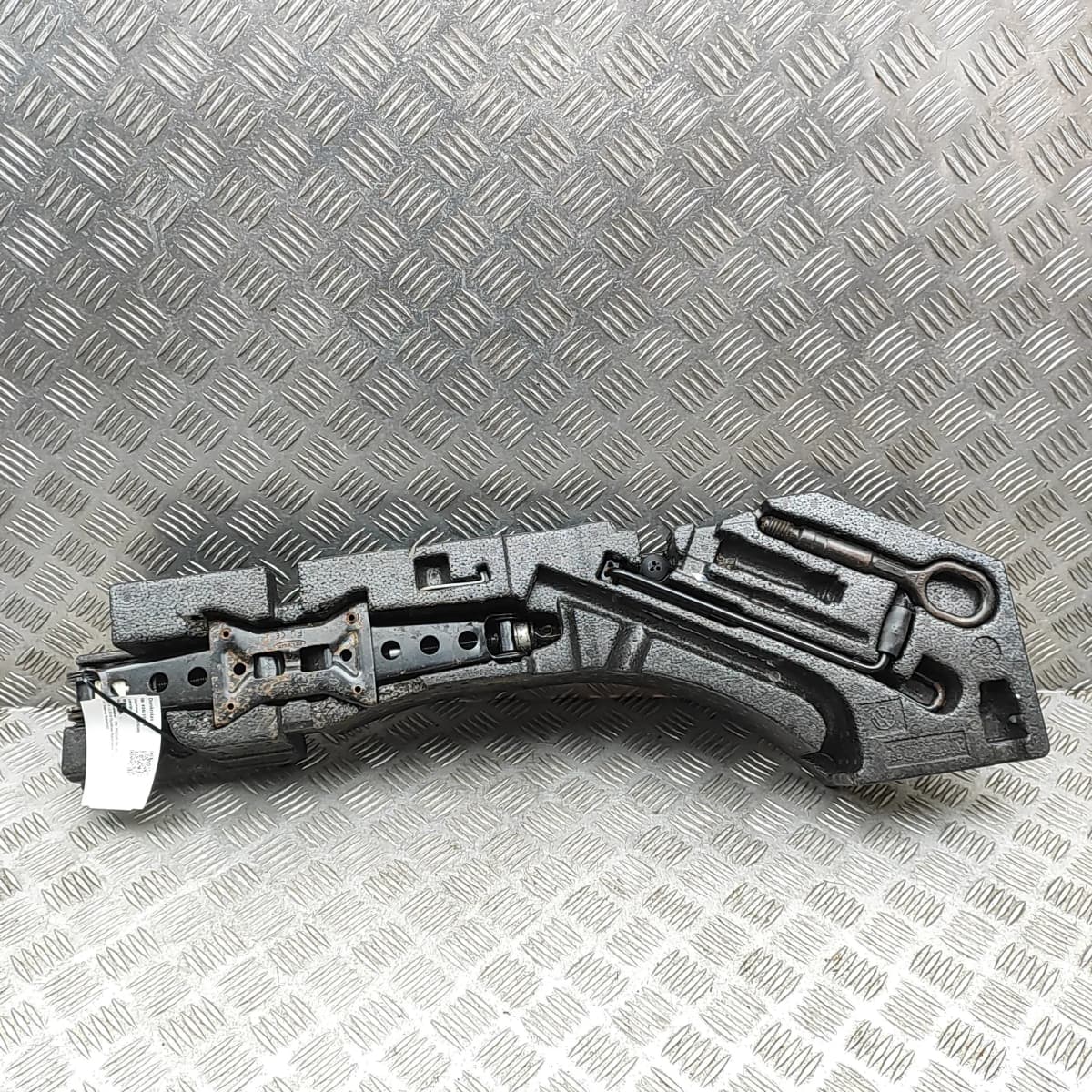 VW PASSAT B8 3G Lift Jack 3Q0011031A 1.6 Diesel 88kw 2018 34211069
