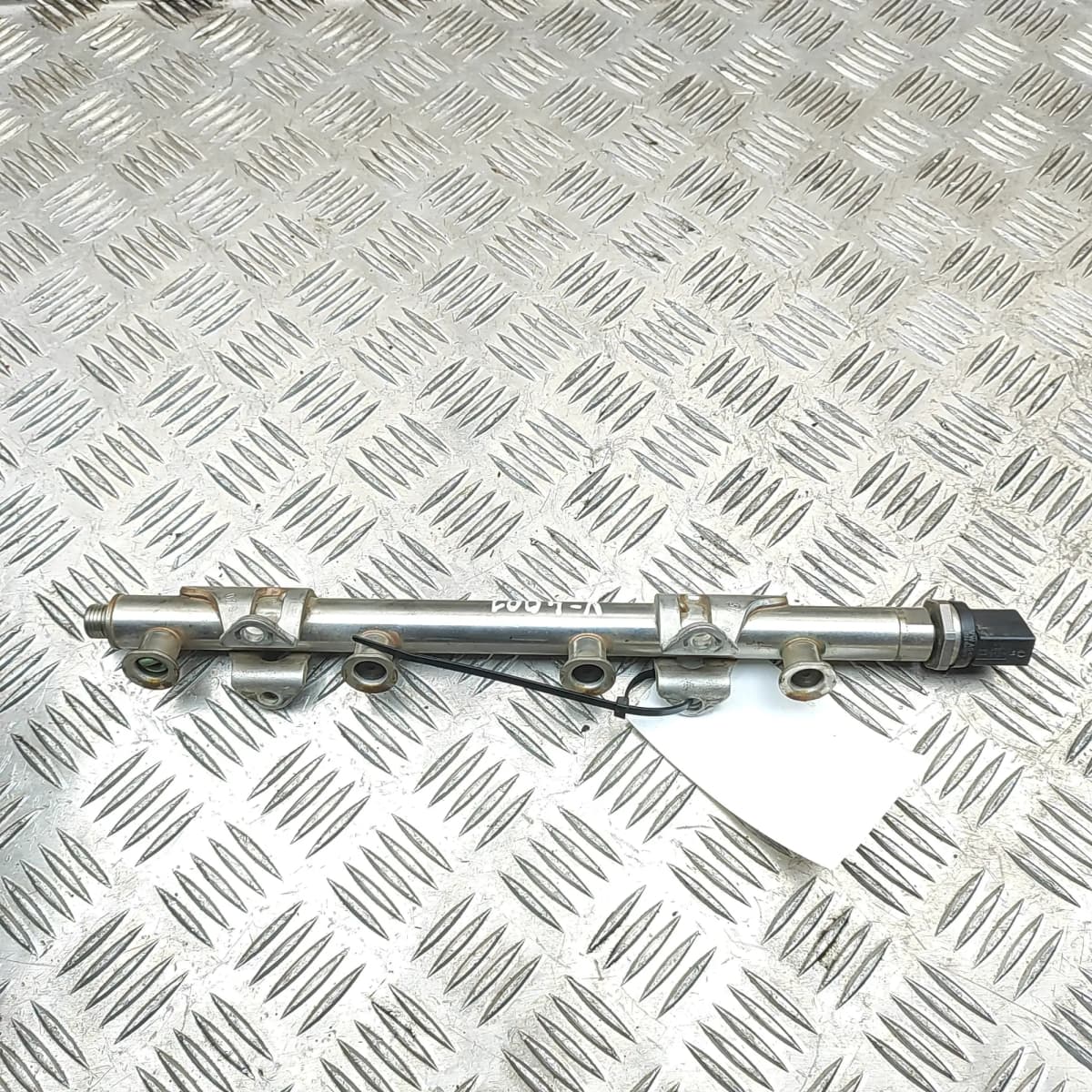VW PASSAT B8 3G2 Fuel Rail 04E133320D 1.4 Petrol 92kw 2015 34151740