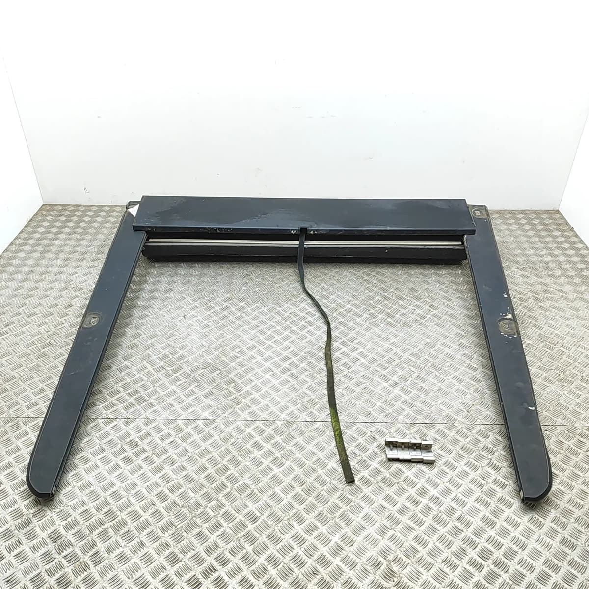VW AMAROK 2H MK1 Boot Sliding Parcel Shelf 2.0 Diesel 132kw 2013 NOT OEM