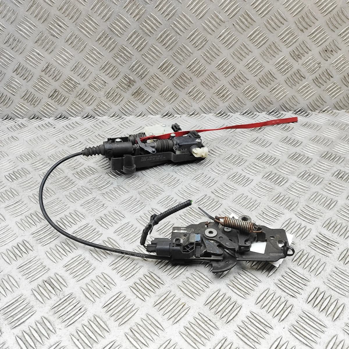 TESLA MODEL X Bonnet Lock 1033011-00-E 568kw 2019 35509100