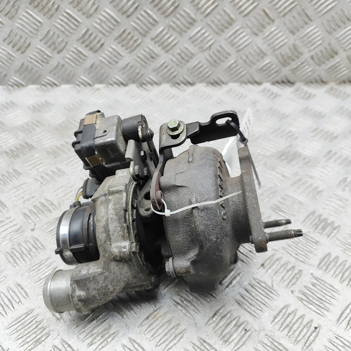JAGUAR XJ X350 Turbocharger 6R8Q-6K682-AC 2.7 Diesel 152kw 2007 35705568